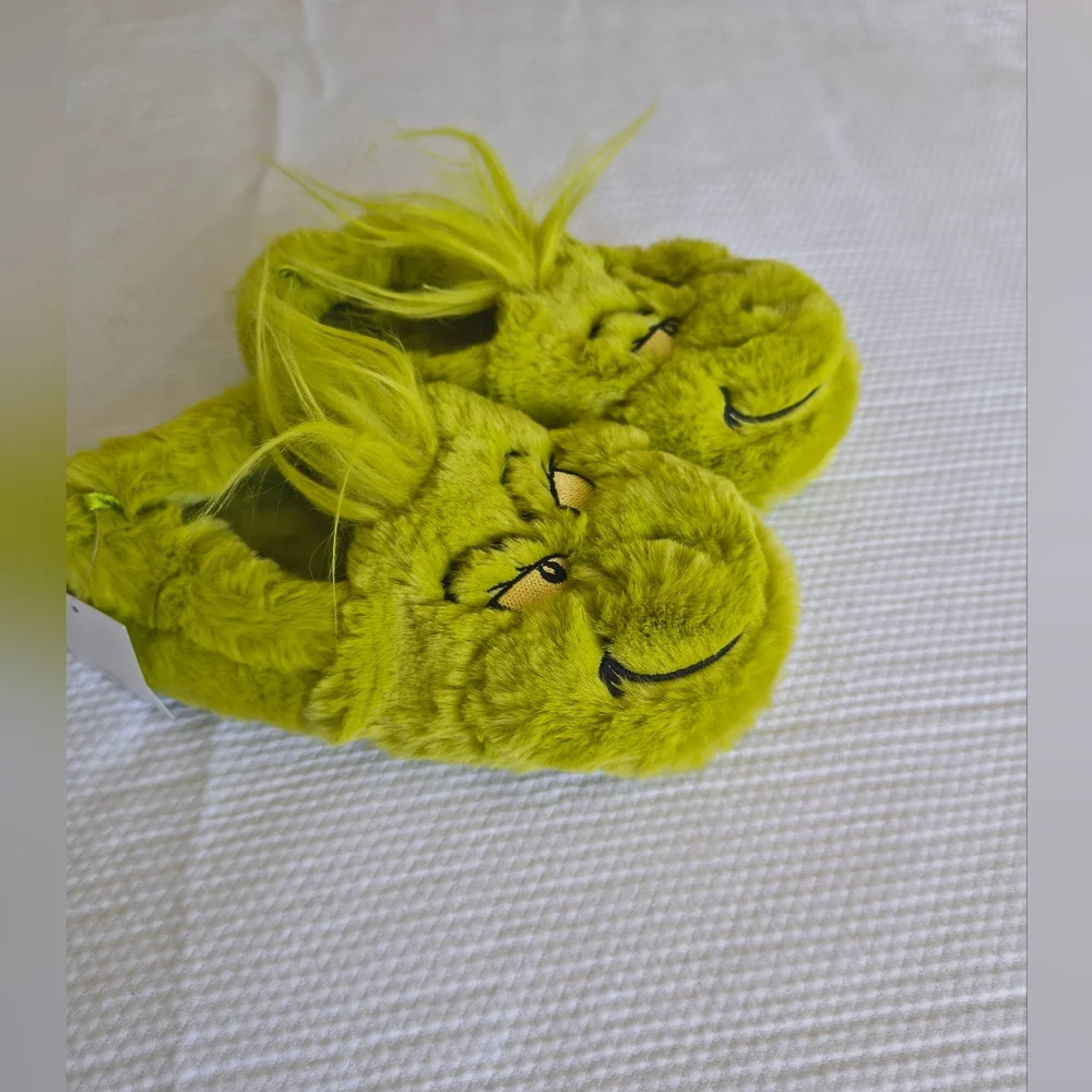 H&M Kids The Grinch Slippers Size 1/2 .